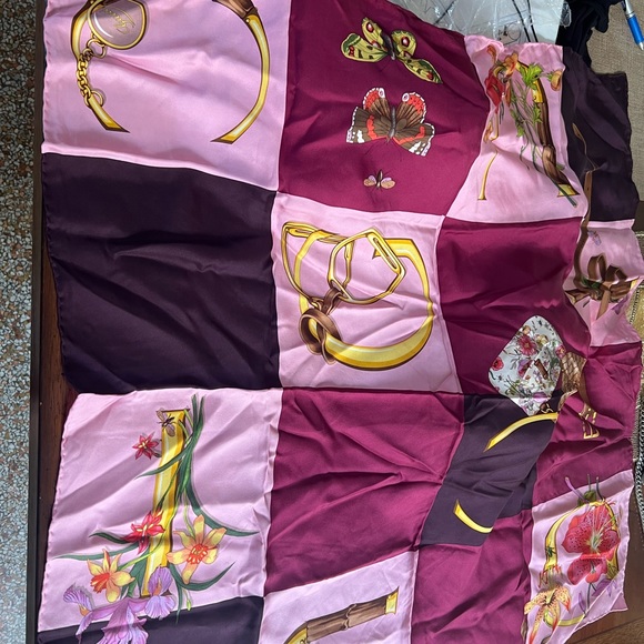 Used Gucci scarf in very good condition with no box - Picture 5 of 7